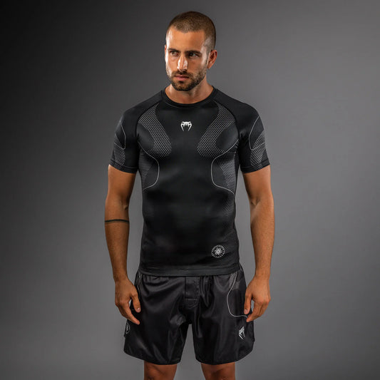 Venum Nexus Kurzarm Rashguard – Schwarz/Silber