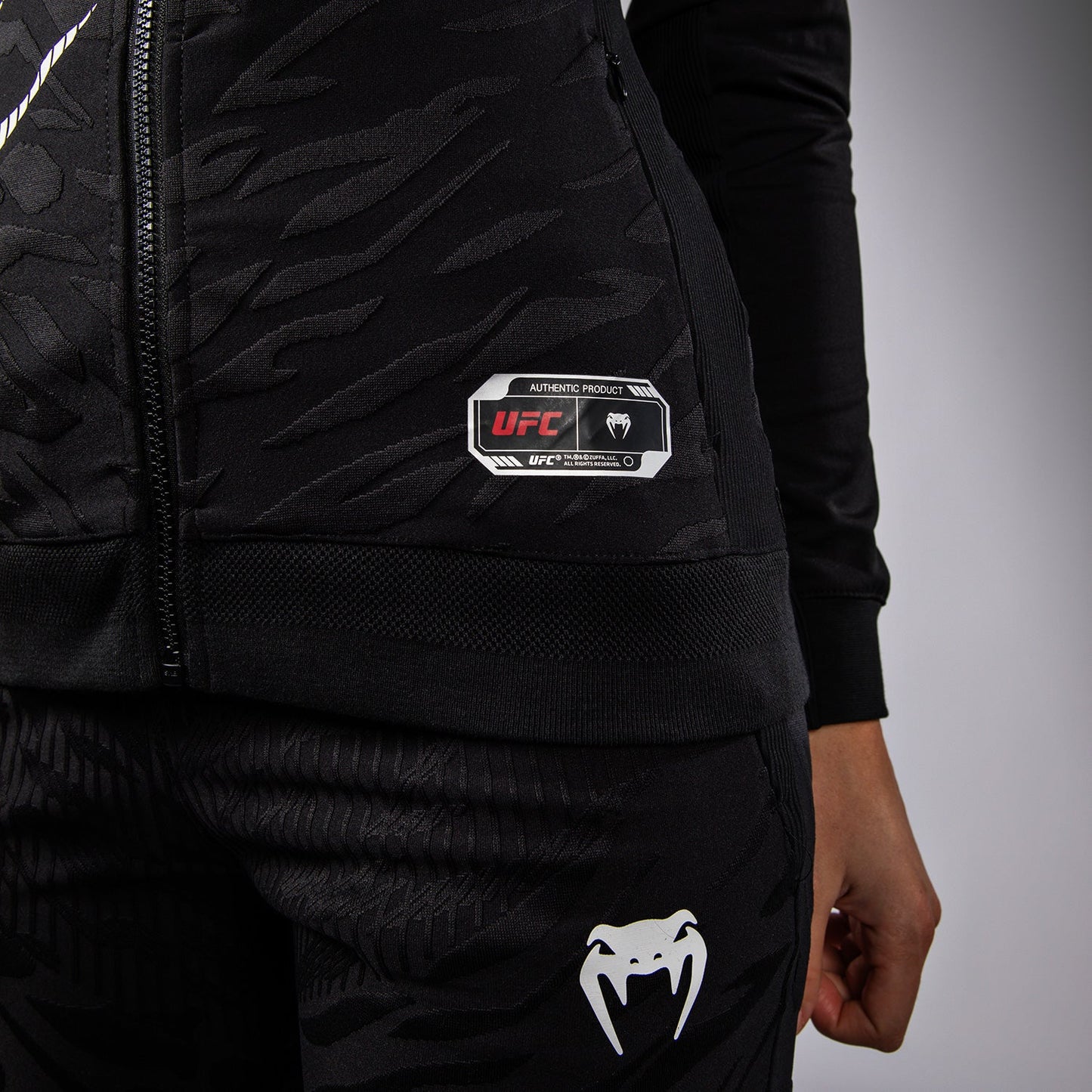 UFC Fusion by Venum Authentic Fight Night Damen Walkout Hoodie - Schwarz
