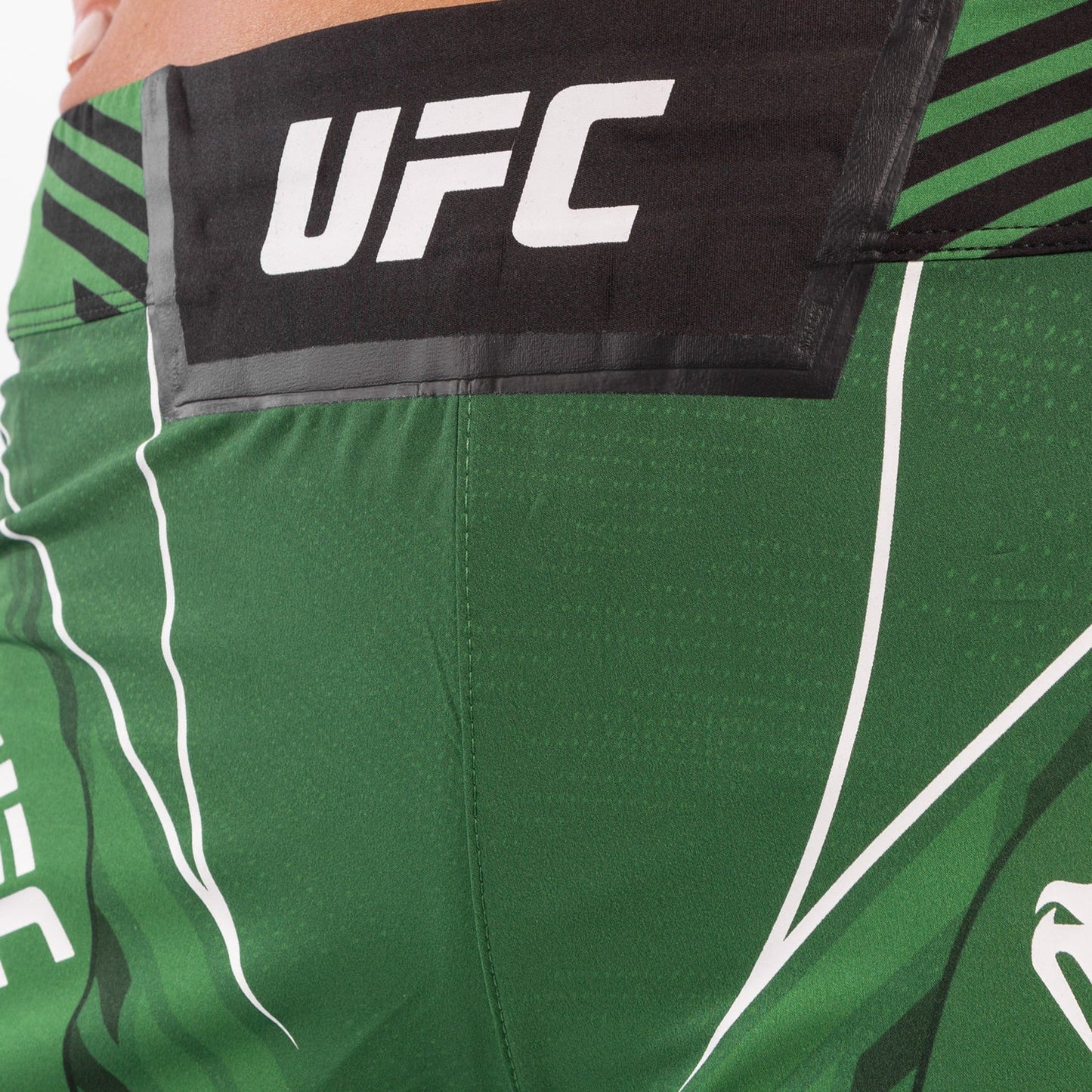 UFC by Venum Authentic Fight Night Damen Shorts - Long Fit - Grün