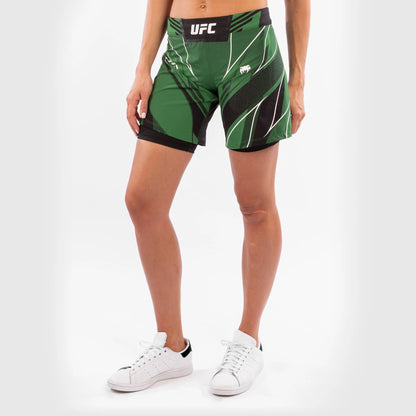 UFC by Venum Authentic Fight Night Damen Shorts - Long Fit - Grün
