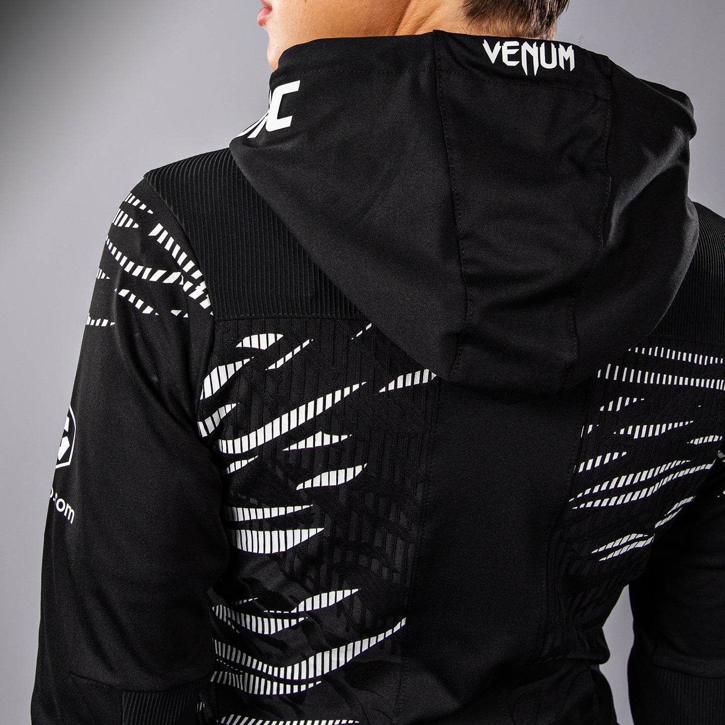 UFC Fusion by Venum Authentic Fight Night Damen Walkout Hoodie - Schwarz