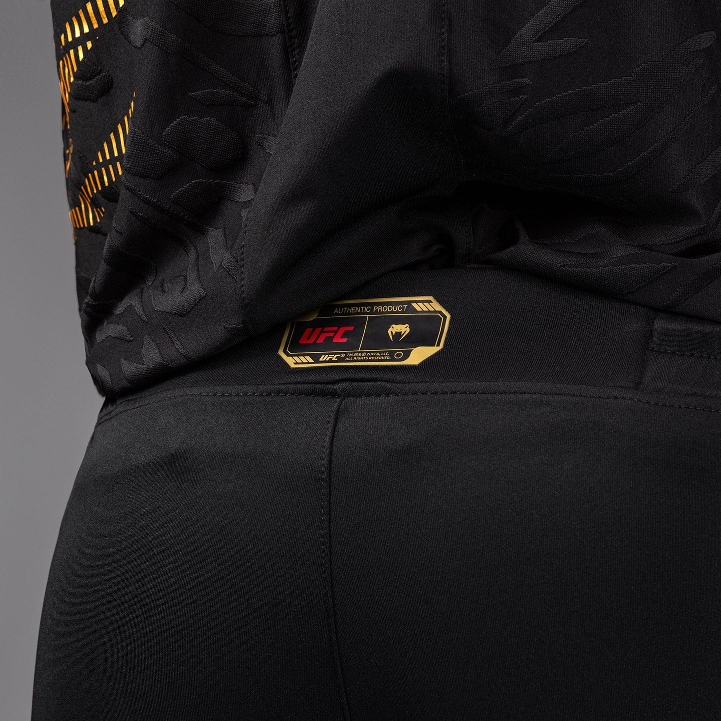 UFC Fusion by Venum Authentic Fight Night Herren Straight Leg Walkout Hose - Champion