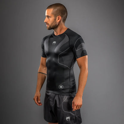 Venum Nexus Kurzarm Rashguard – Schwarz/Silber