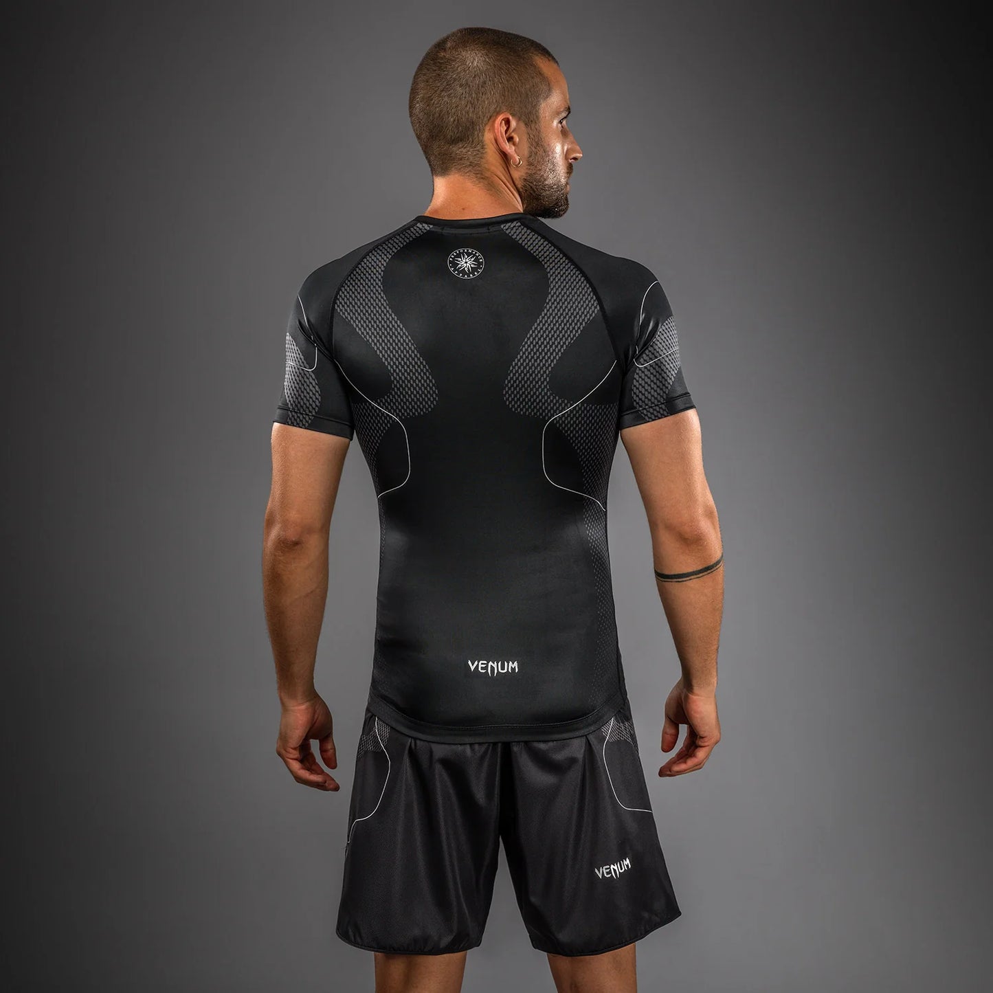 Venum Nexus Kurzarm Rashguard – Schwarz/Silber