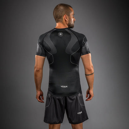 Venum Nexus Kurzarm Rashguard – Schwarz/Silber