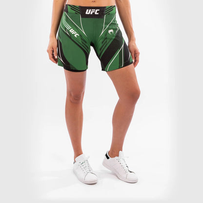 UFC by Venum Authentic Fight Night Damen Shorts - Long Fit - Grün