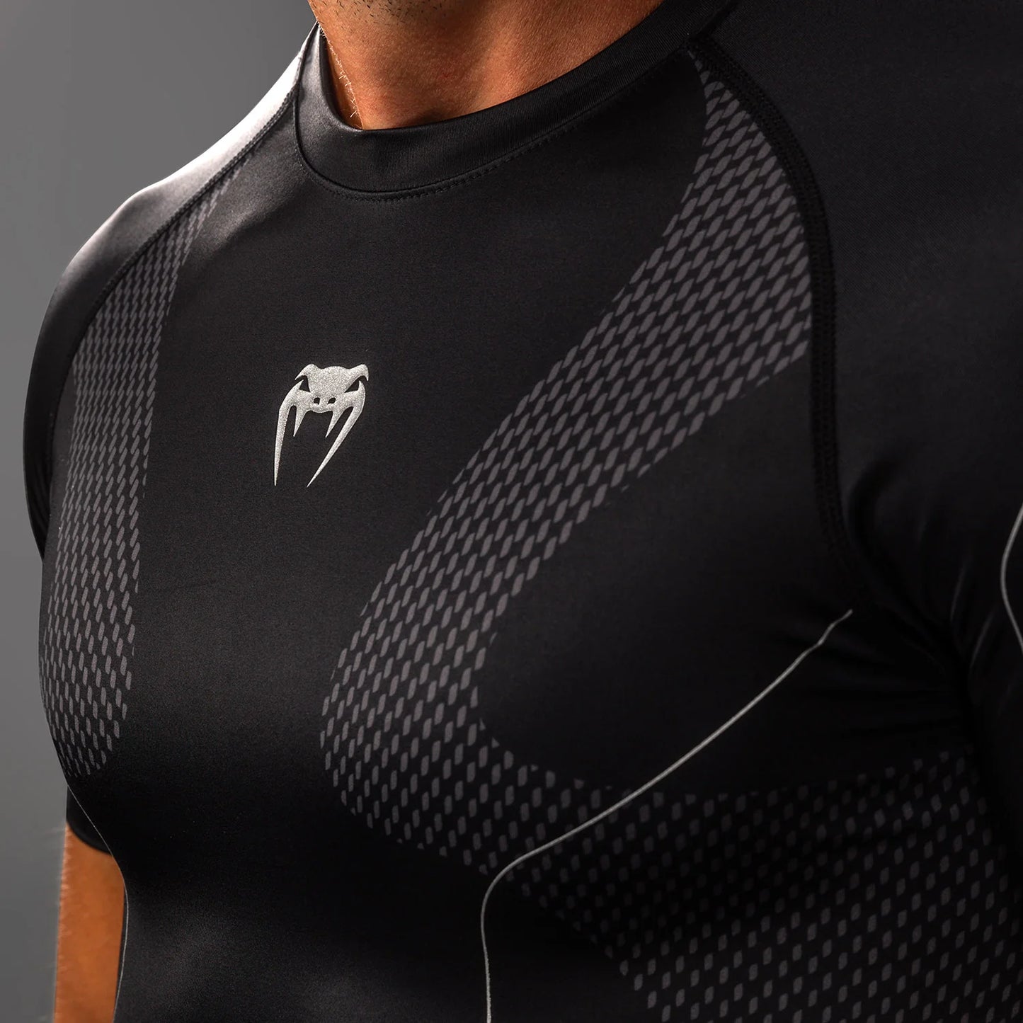 Venum Nexus Kurzarm Rashguard – Schwarz/Silber