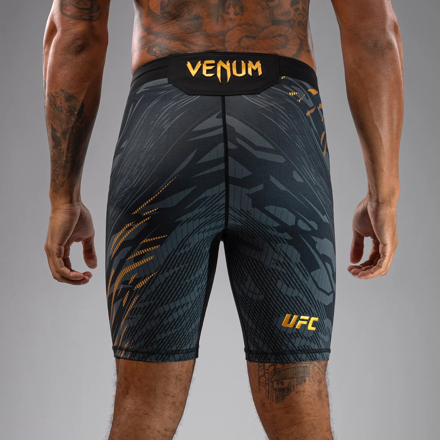 UFC Fusion by Venum Authentic Fight Night Herren Vale Tudo Short - Black/Gold