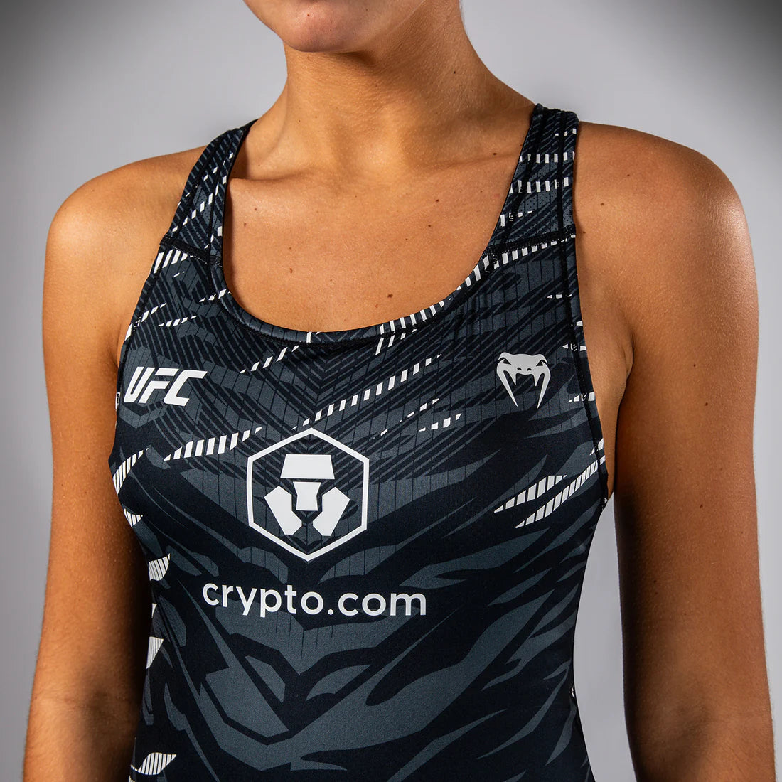 UFC Fusion by Venum Authentic Fight Night Damen Fitted Tank Mit Shelf Bra - Schwarz
