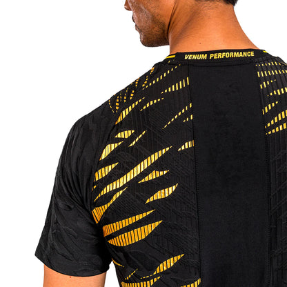UFC Fusion by Venum Authentic Fight Night Herren Walkout Jersey - Schwarz/Gold